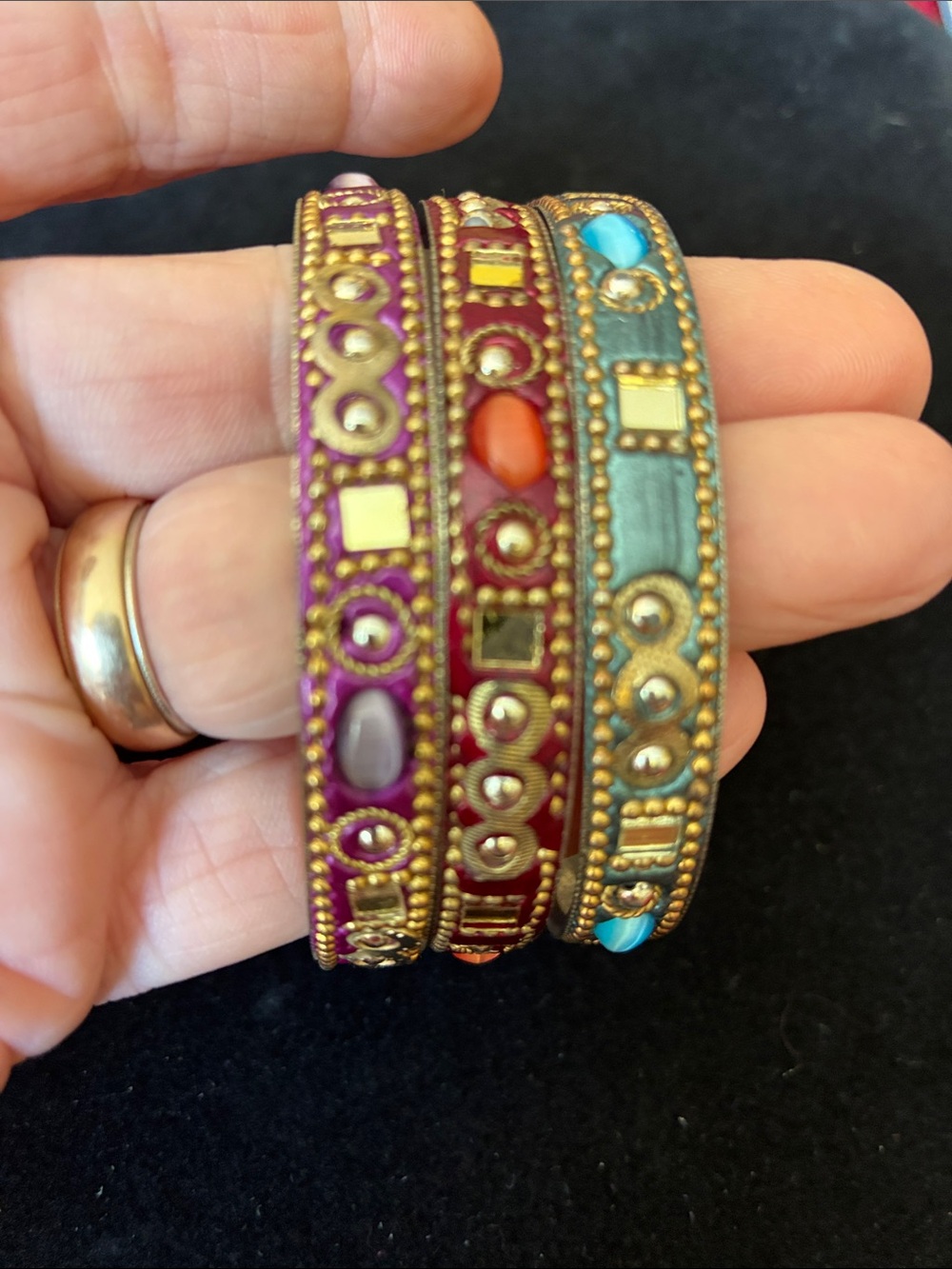 Set of 3 brass bangles in turquoise, red and purple. Mirrored pueces, cab stones